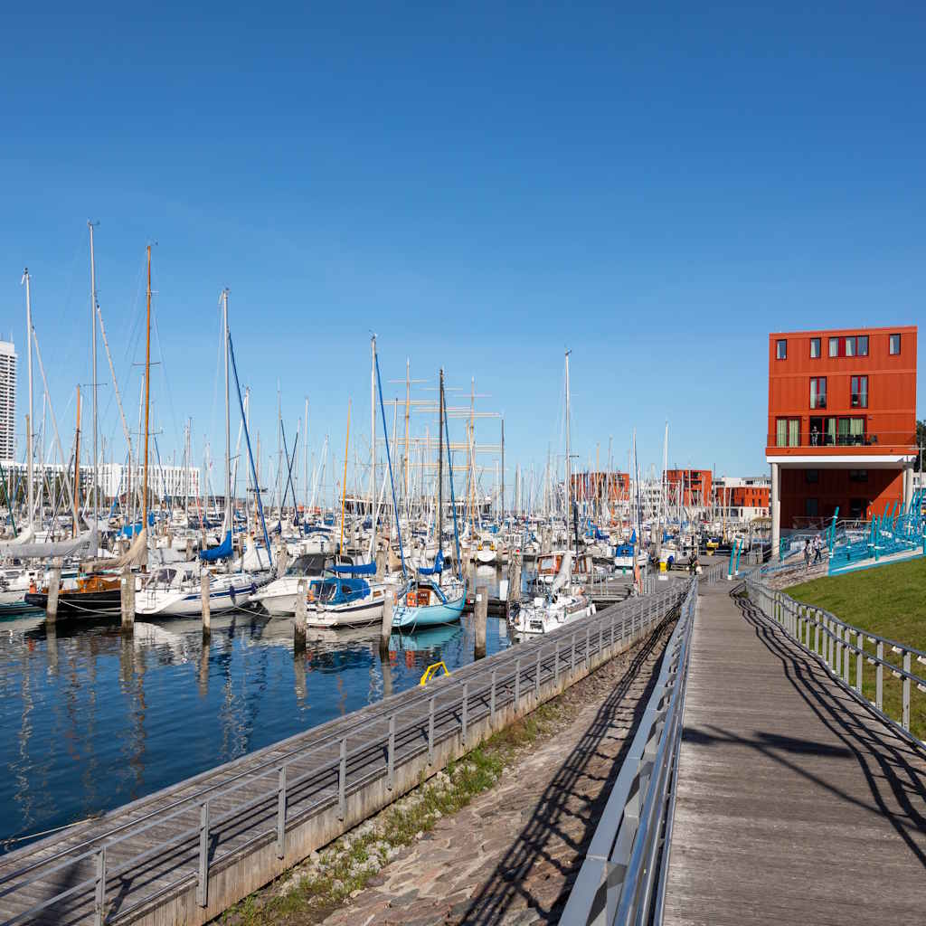 Marina Priwall mit Promenade und Booten
