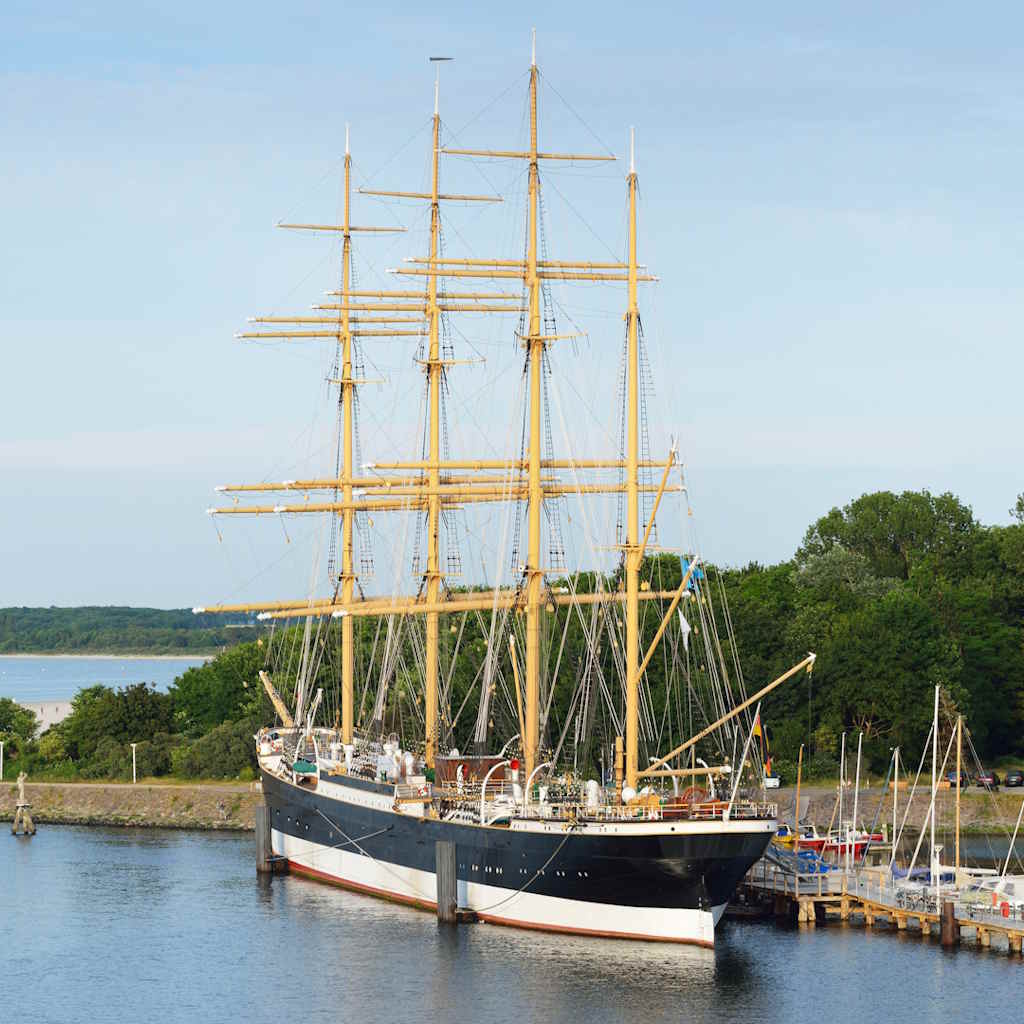 Die Passat liegt bei schönen Wetter mit blauem Himmel vor der Halbinsel Priwall