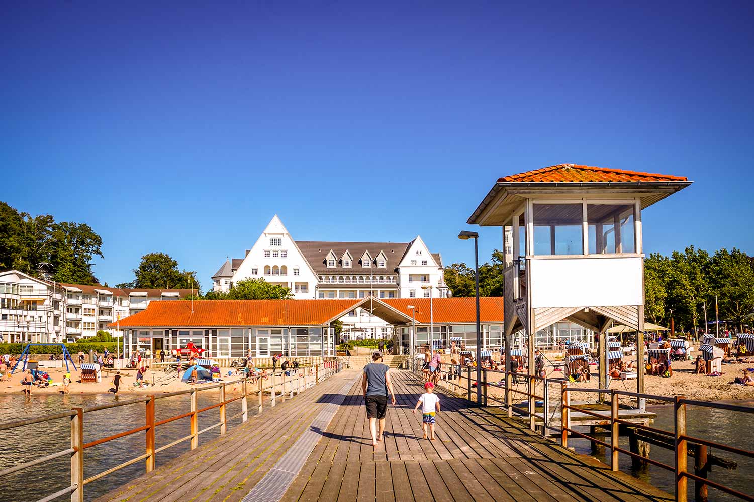 Blick vom Steg auf die Promenade in Glücksburg.