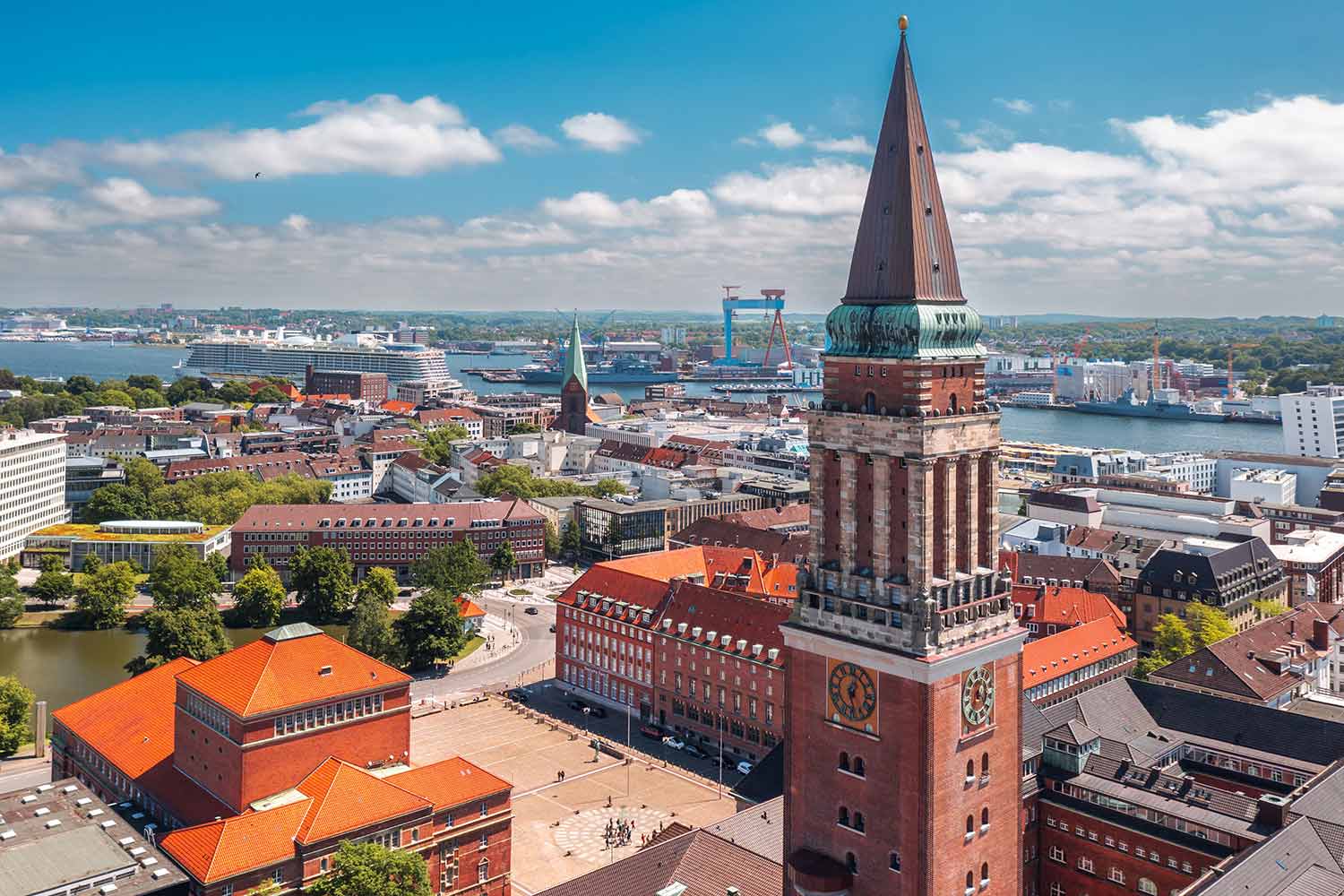 Blick über das Rathaus-Areal in Kiel.