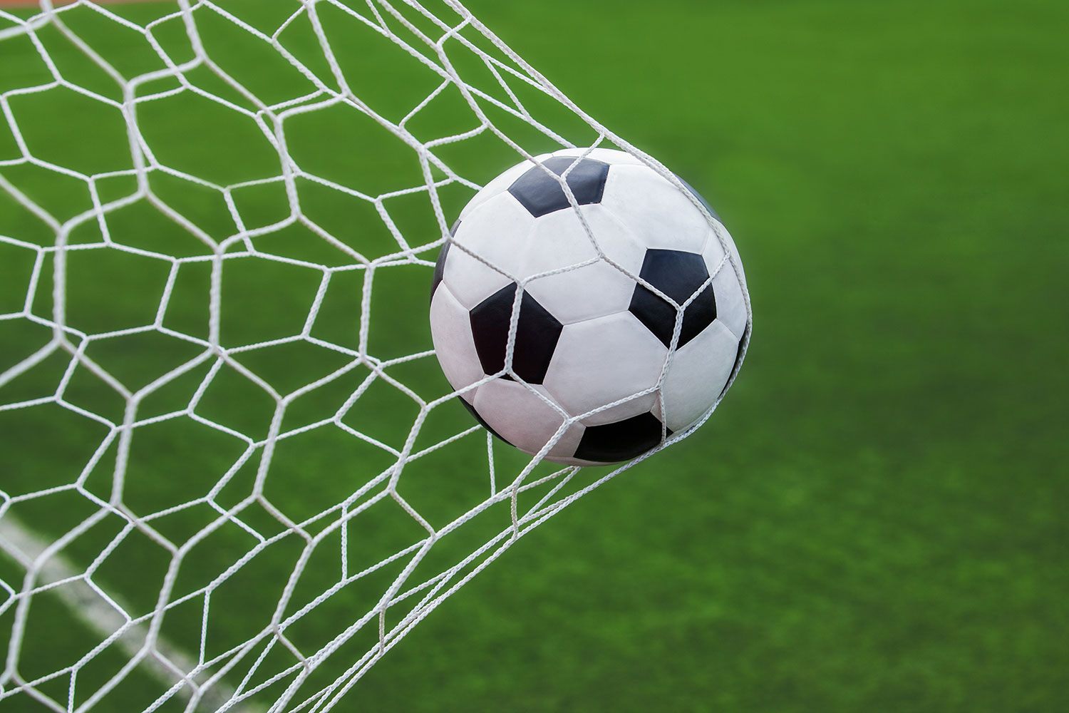 Fußball fliegt ins Tor