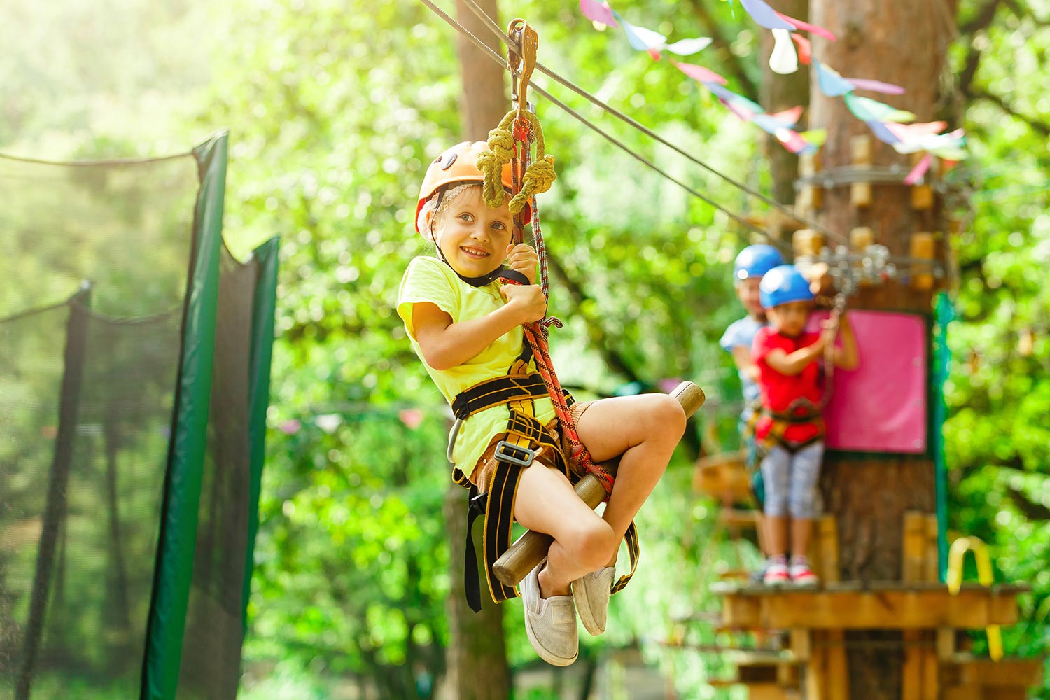 Kinder im Kletterpark