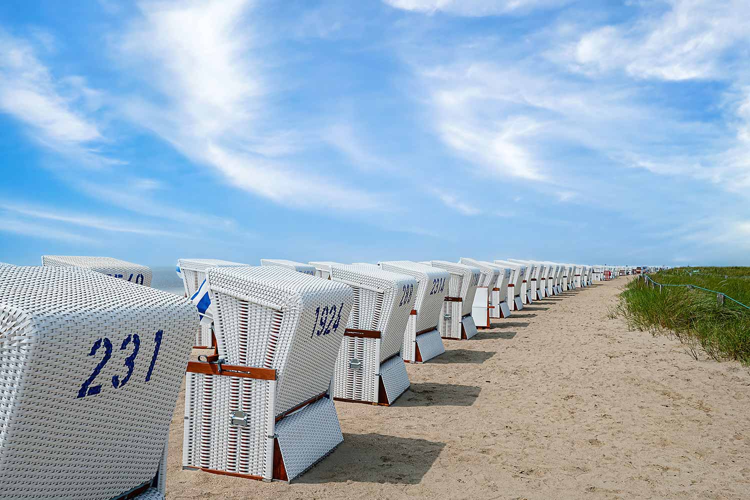 Eine lange reihe von Strandkörben am Sandstand von Büsum.