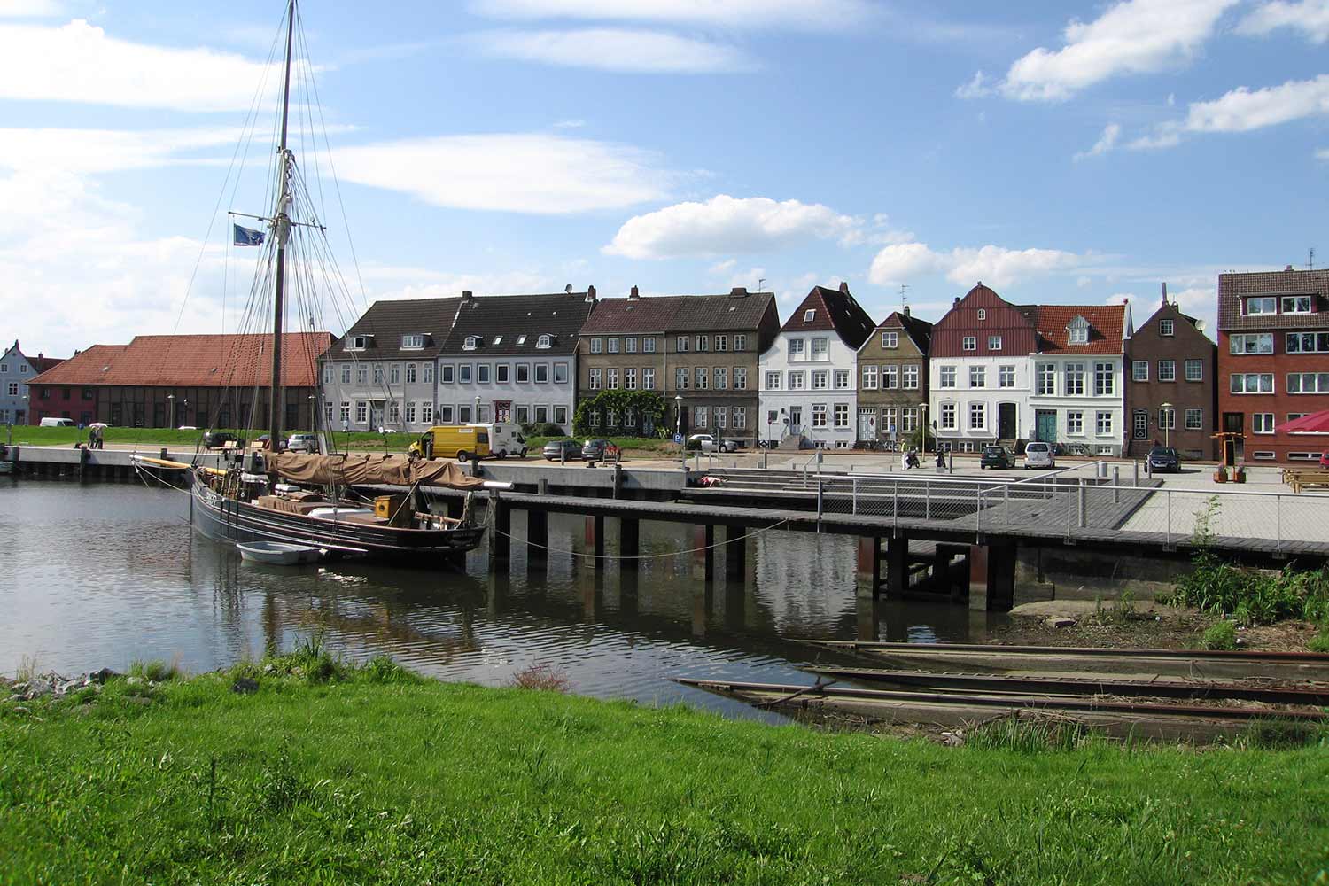 Am Binnenhafen von Glückstadt liegt das historische, noch seetüchtig Segelschiff RIGMOR.