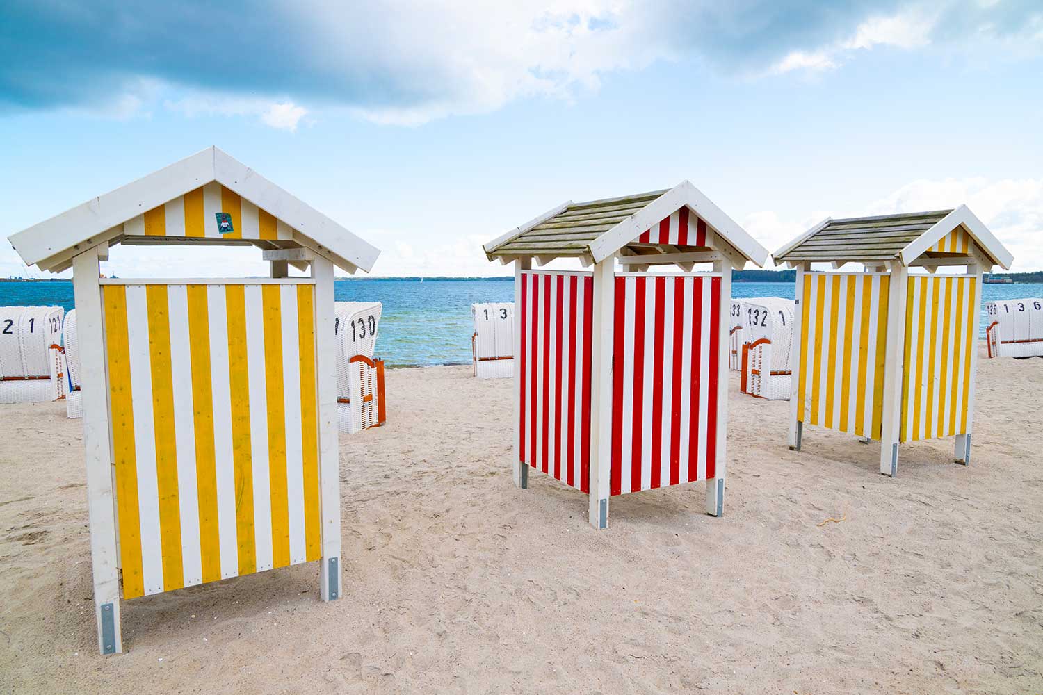 Gestreifte Strandhütten in Eckernförde.