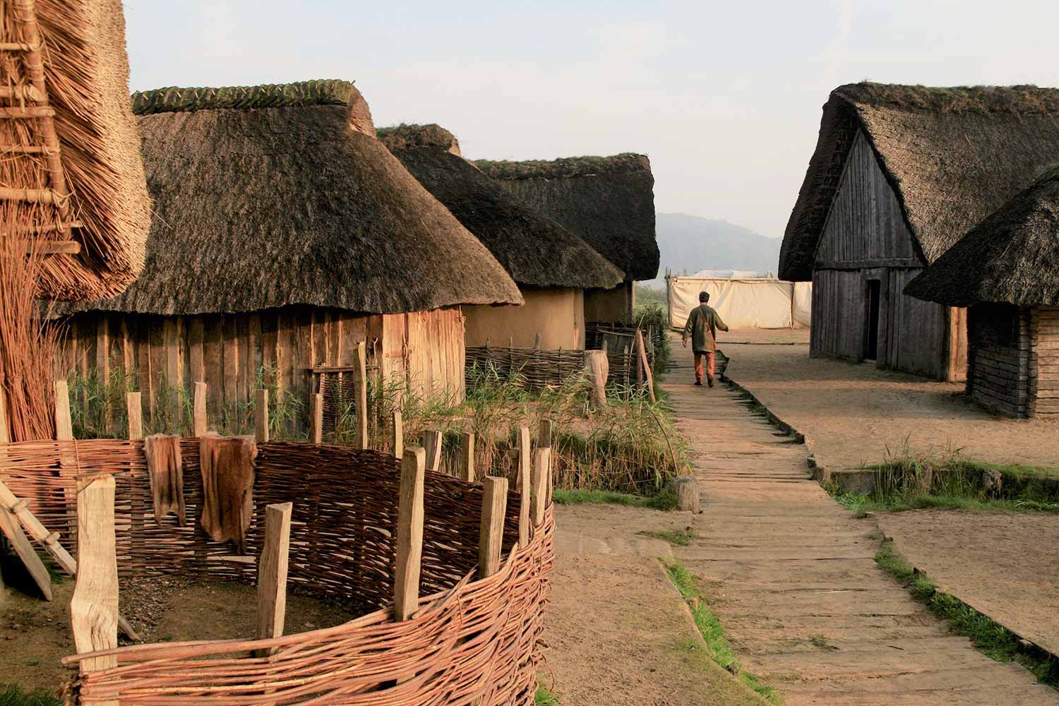 Rekonstruierte Häuser im Wikinger Museum Haithabu.