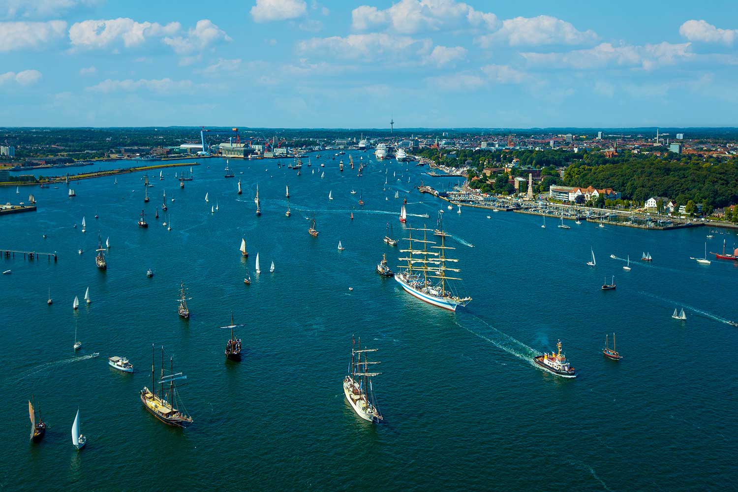 Die Windjammerparade auf der Kieler Förde ist ein Highlight der Kieler Woche.