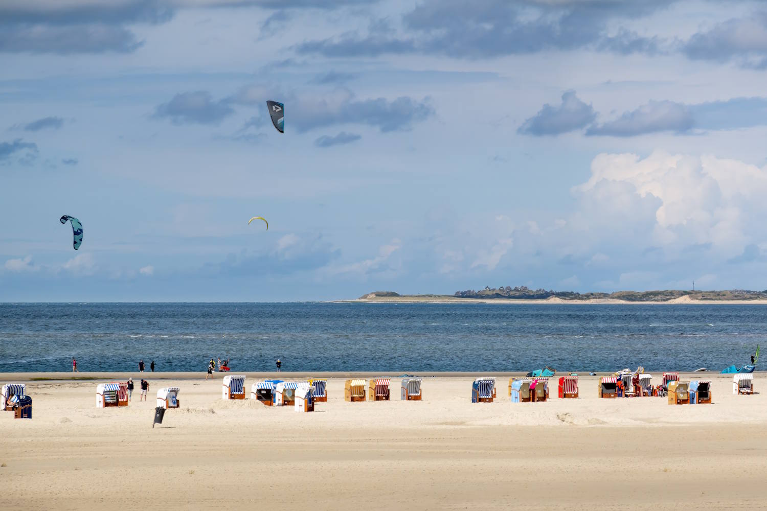 Kniepsand Strand mit Drachen und Strandkörben