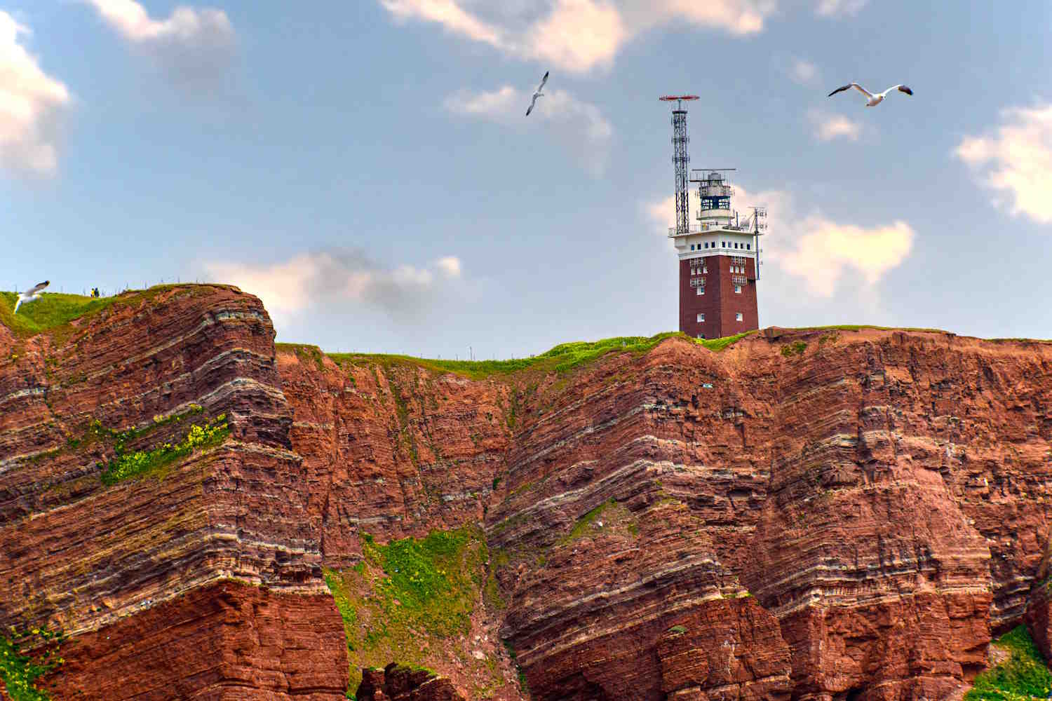 Leuchturm an Steilküste auf Helgoland