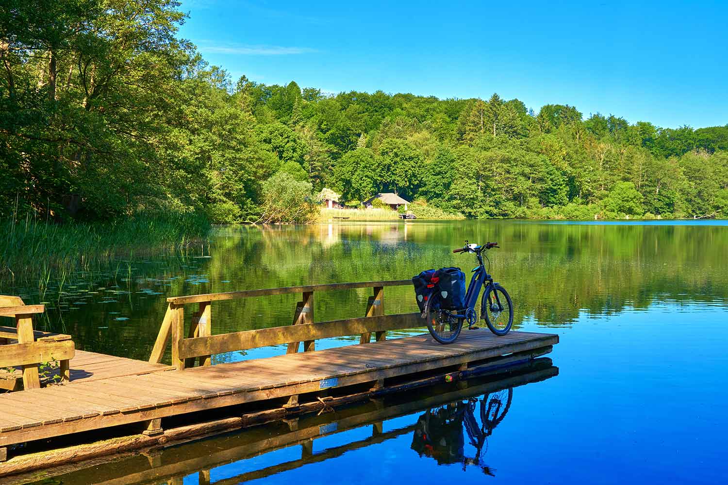 Blick auf einen Steg mit Fahrrad am Ratzeburger See.