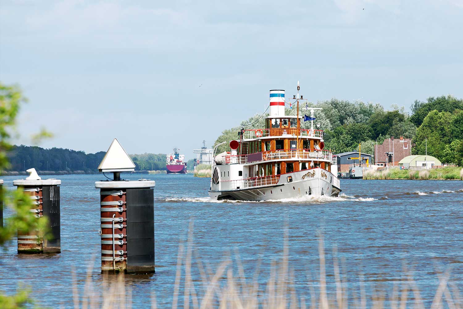 Raddampfer auf dem Nord-Ostsee-Kanal bei Rendsburg