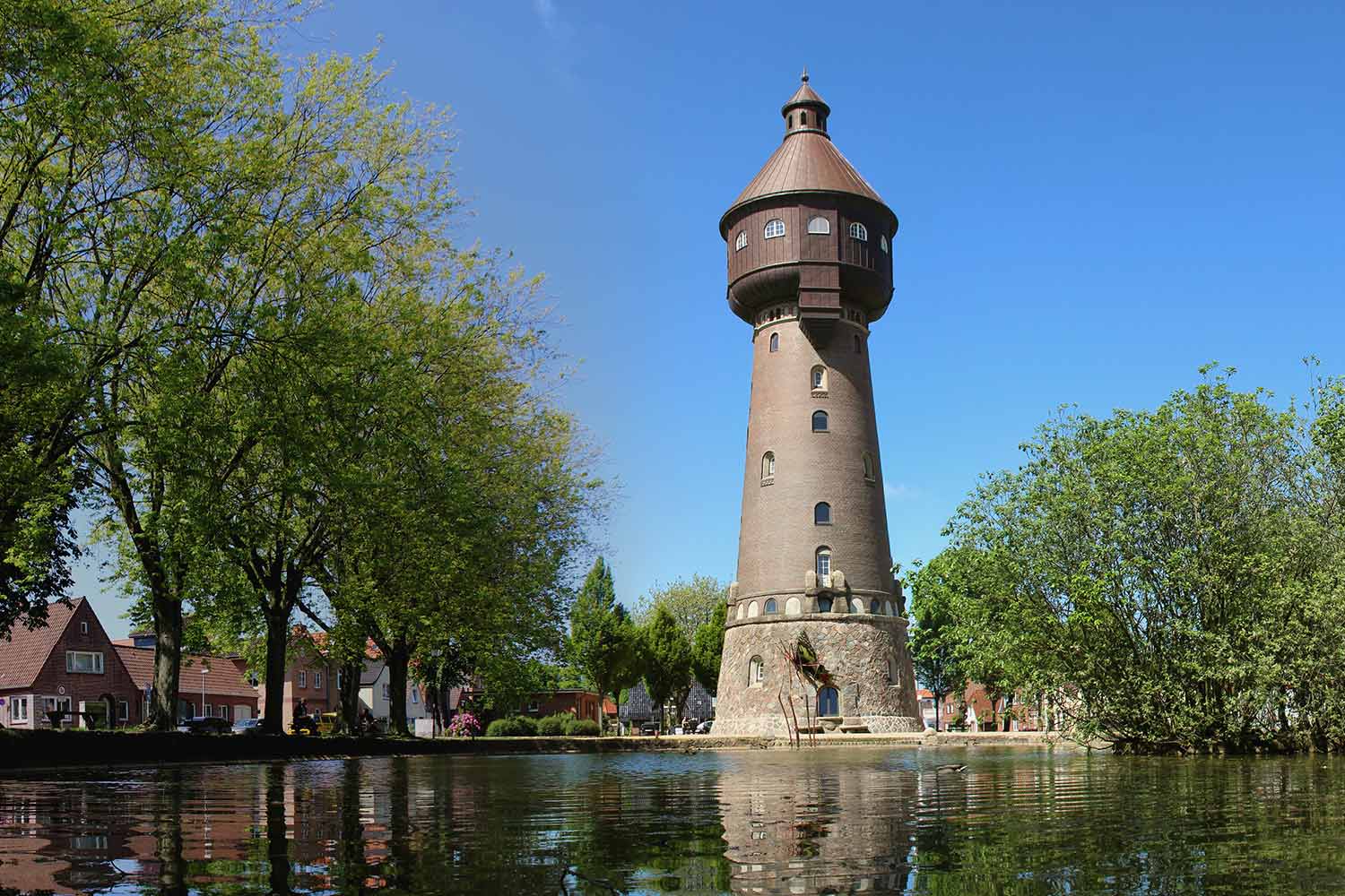 Blick über den Teich zum Wasserturm in Heide.