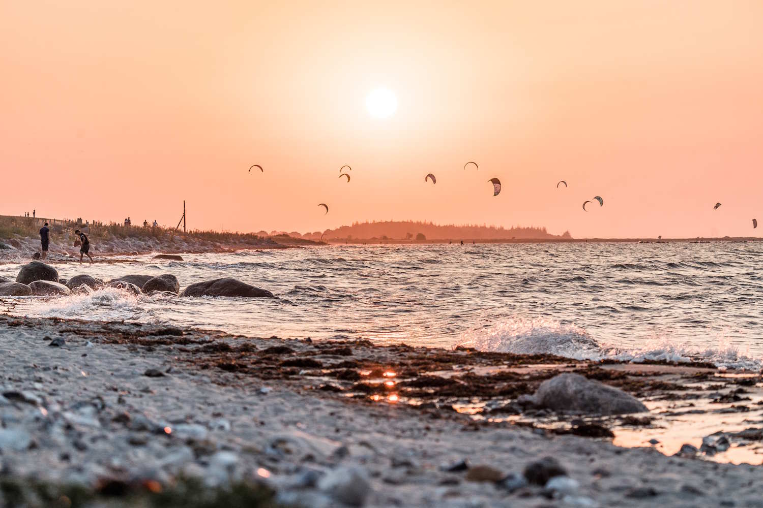Sonnenuntergang mit Kite Surfern
