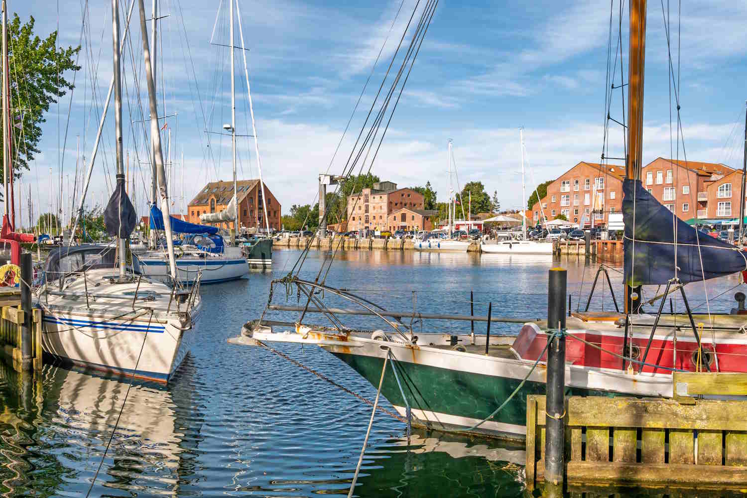 Segelboote in der Marina von Orth