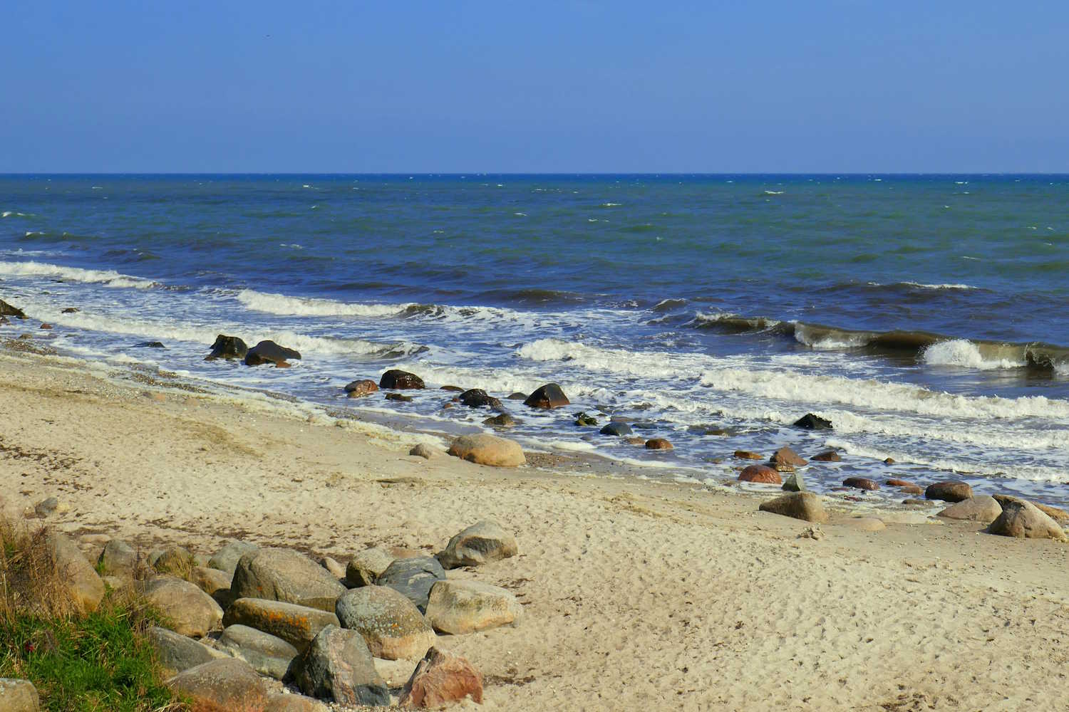 Strand auf Fehmarn mit blauem Himmel