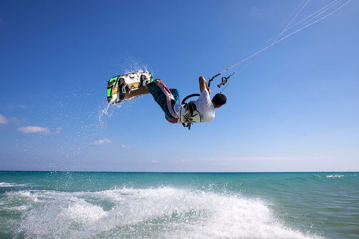 Kitesurfer macht Sprung