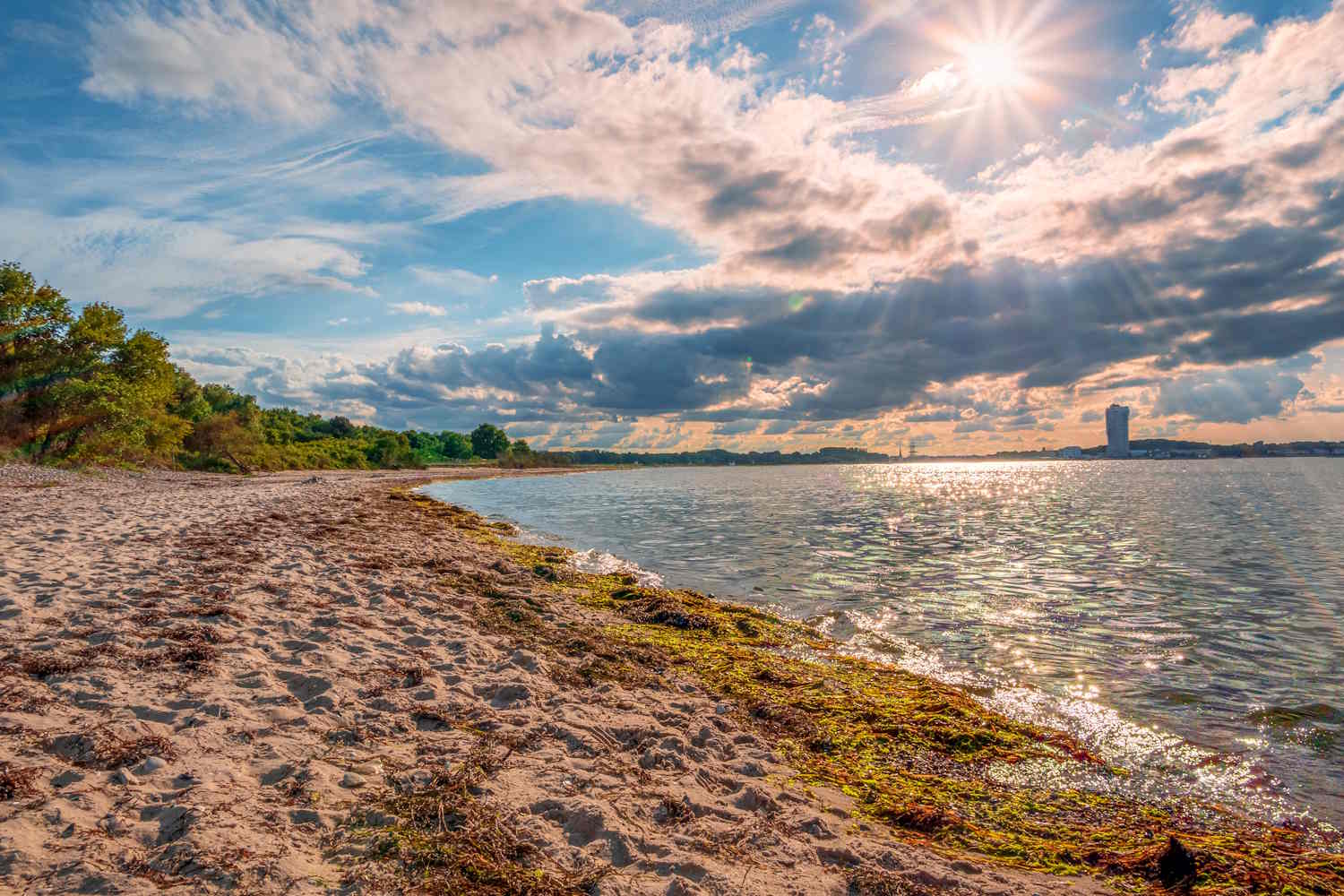 Priwall Strand mit schönem Wolkenhimmel