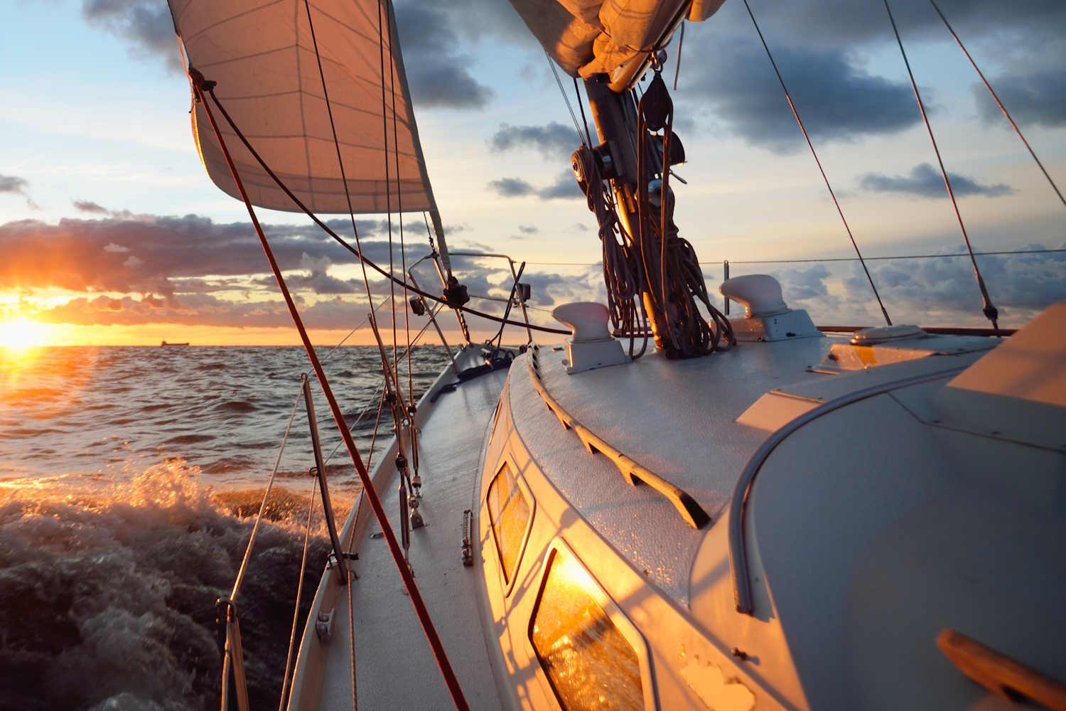 Segelschiff auf Ostsee im Sonnenuntergang