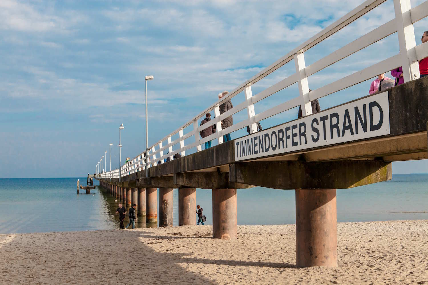 Maritime Seebrücke mit Schild