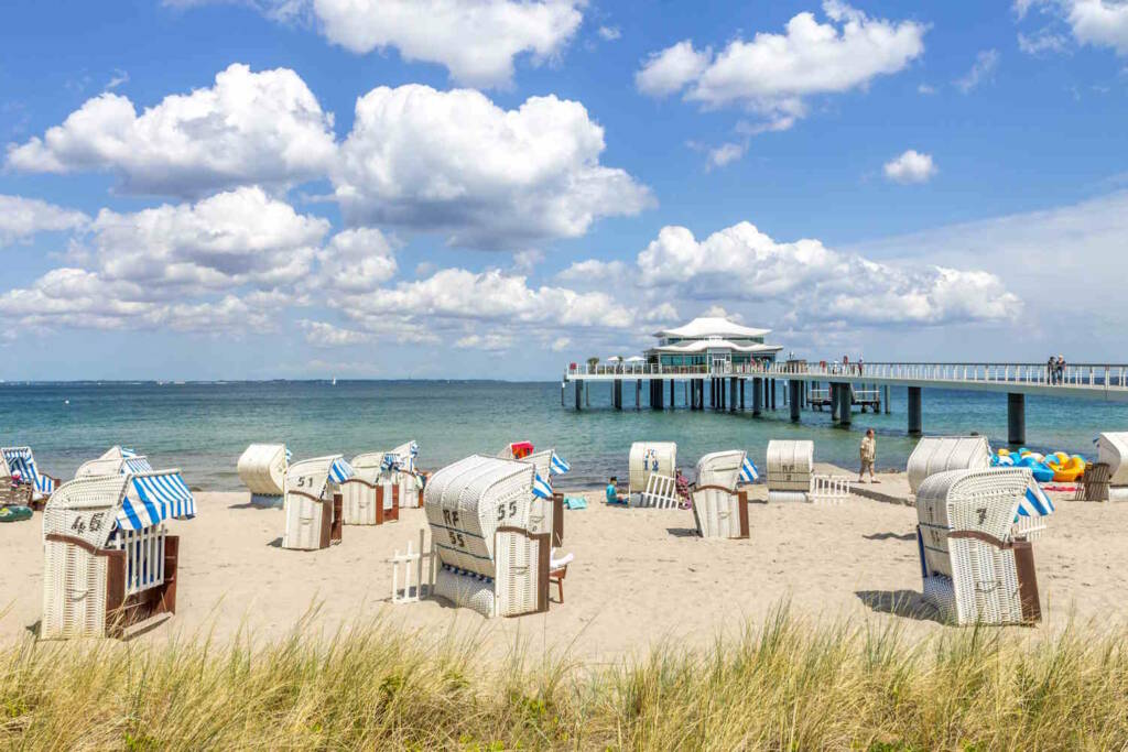 Timmendorfer Strand mit Strandkörben und Seebrücke