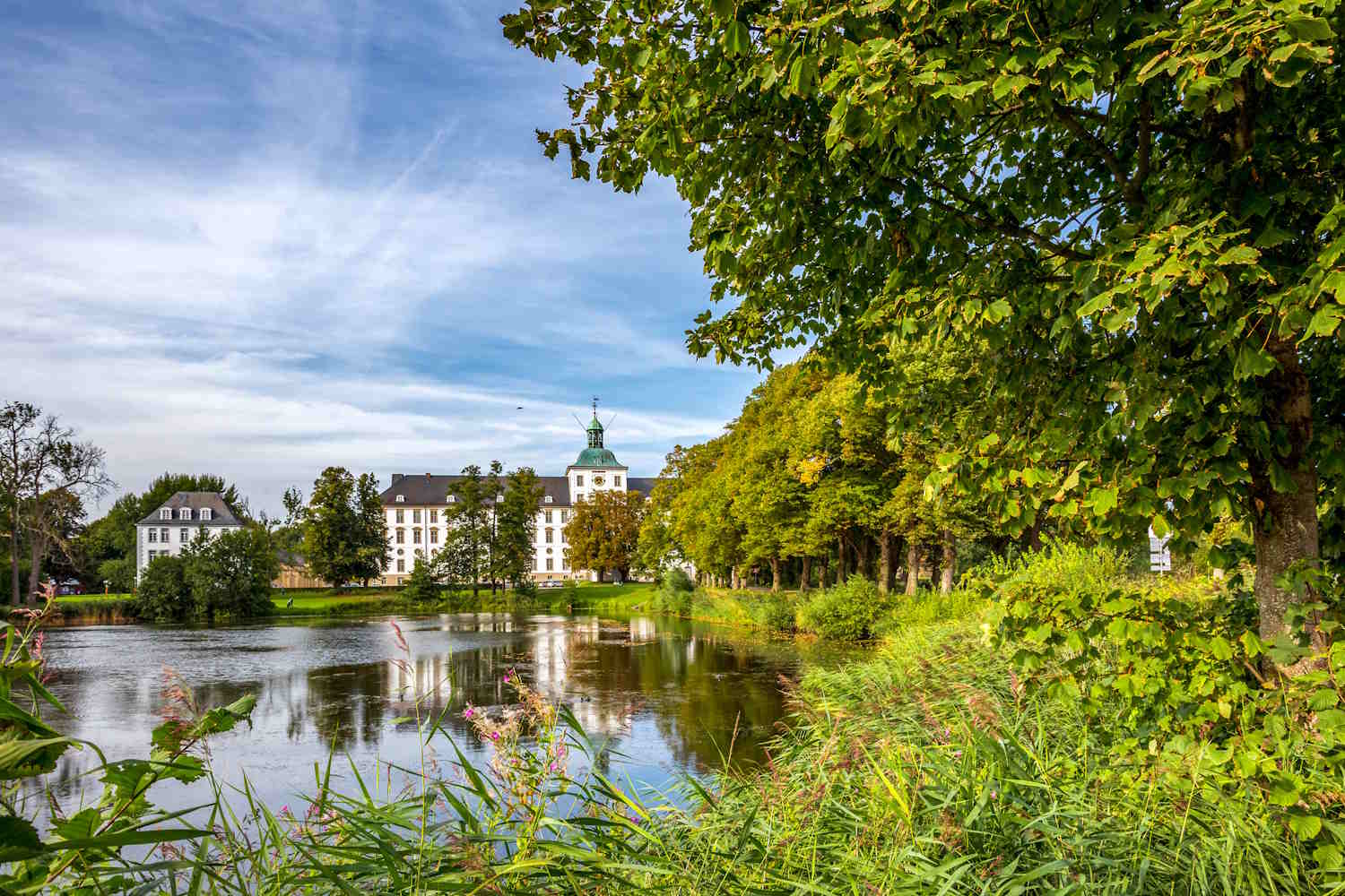Schloss Gottorf mit Schlossteich im Vordergrund
